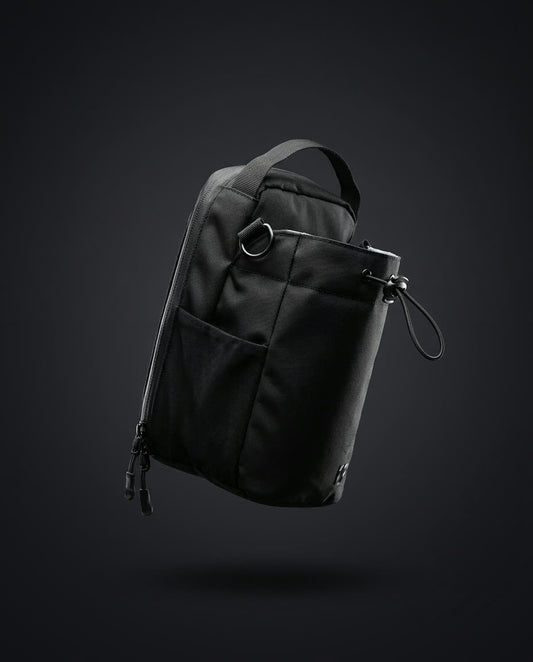 Bolso magnético Ancla de neopreno negro, vista de estudio sobre fondo oscuro